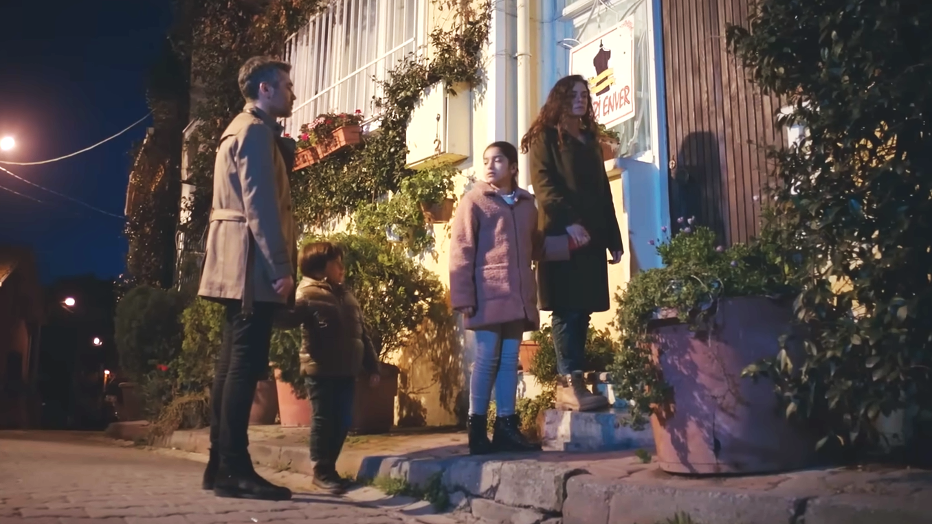 Sarp e Bahar Liberi? Il segreto di Emre svelato, la forza di una donna, puntata 56